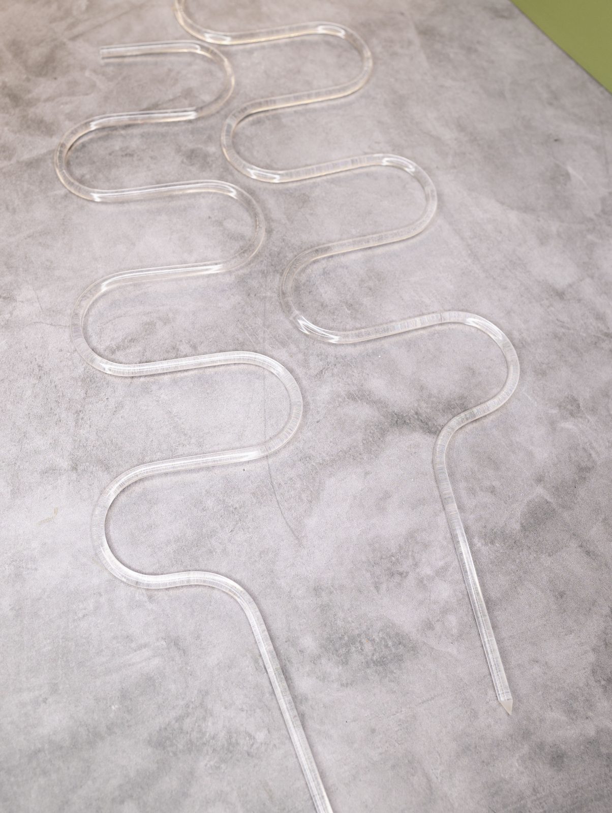 A clear zigzag trellis stake